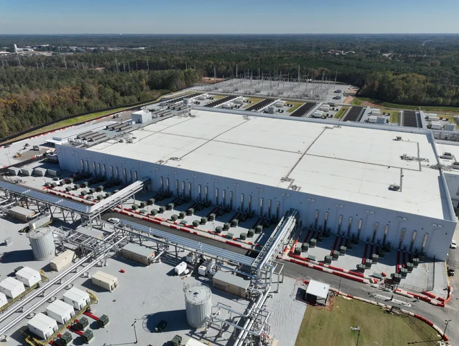 微软启用亚特兰大Fairwater人工智能数据中心，配备140千瓦机架